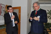 L'amministratore delegato di ept, Thomas Guglhör (a sinistra), illustra al presidente della provincia Christoph Hillenbrand i campi di applicazione dei connettori