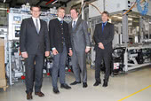 Da sinistra: l’amministratore delegato Thomas Guglhör, il sindaco di Halblech Johann Gschwill, il deputato del Bundestag Stephan Stracke e il direttore operativo Rolf Finsterwalder durante la visita allo stabilimento della ept GmbH a Buching