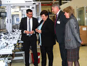 Durante la visita allo stabilimento, la presidente della provincia Andrea Jochner-Weiß ha potuto osservare da vicino un connettore ept già assemblato. Nella foto, da sinistra a destra: l’amministratore delegato Thomas Guglhör, la presidente della provincia Andrea Jochner-Weiß, il sindaco Michael Asam e Justina Eibl, responsabile dell’ufficio per la promozione economica della provincia di Weilheim
