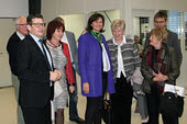 L'amministratore delegato Thomas Guglhör, la presidente della provincia Maria Rita Zinnecker, la deputata del Landtag Angelika Schorer, la vicepresidente del consiglio distrettuale Ursula Lax e il sindaco di Halblech Johann Gschwill durante la visita allo stabilimento della ept GmbH a Buching