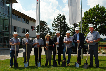 The Guglhör family with the architects at the groundbreaking ceremony